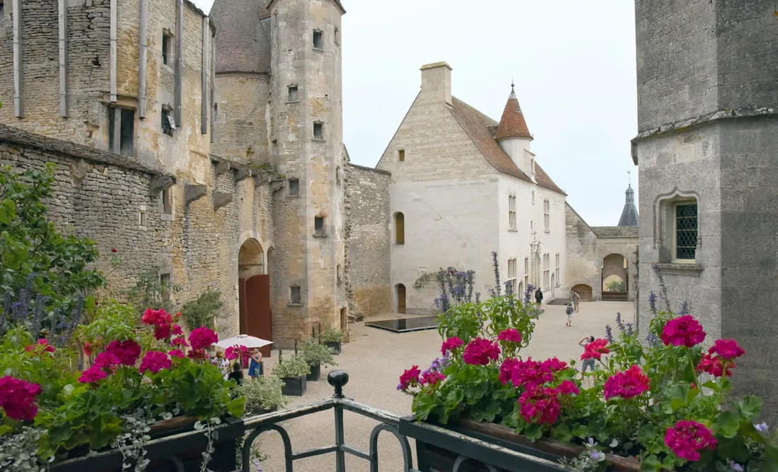 L'une des rues de Châteauneuf, près du château-fort du village datant du XIIeme siècle